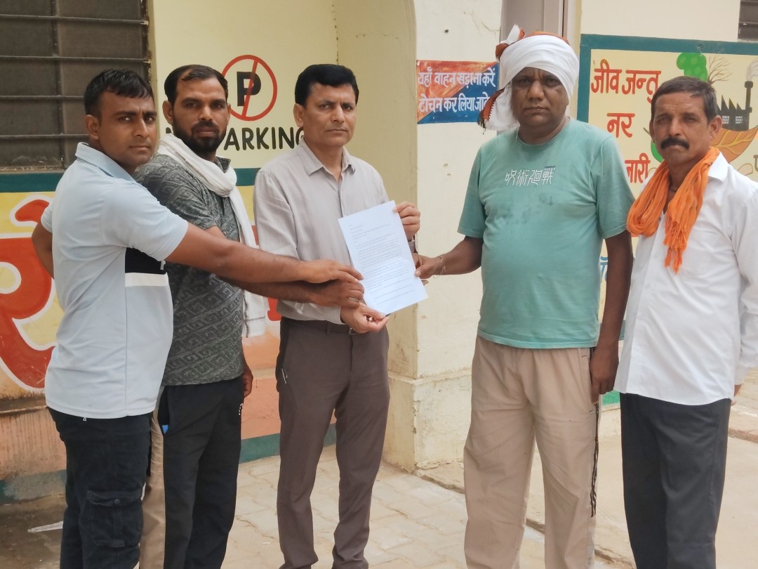 नगर पालिका की सफाई व्यवस्था में व्याप्त अनियमितताओं को लेकर एसडीएम को ज्ञापन सौंपा।