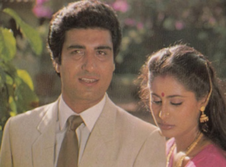 राज बब्बर और स्मिता पाटिल ने 'भीगी पलकें' (1982), 'आज की आवाज' (1984), 'अंगारे' (1986) और 'वारिस' (1988) जैसी कई फिल्मों में साथ काम किया था।
