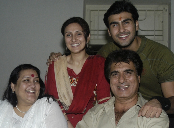 राज बब्बर की पत्नी नादिरा ने 'सक्कू बाई', 'दयाशंकर की डायरी', 'जी जैसी आपकी मर्जी' और 'शाबाश अनारकली' जैसे कई नाटक लिखे हैं।