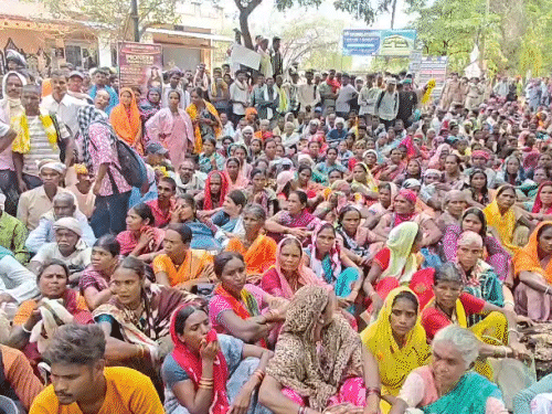 प्रदर्शन में बड़ी संख्या में महिलाएं, पुरुष, बुजुर्ग और युवा शामिल हुए।