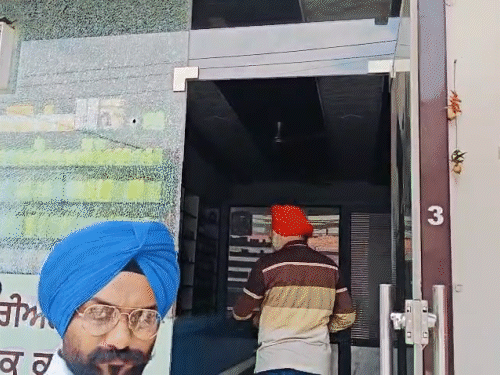 क्लिनिक के अंदर जांच करने पहुंचे फोरेंसिक टीम के सदस्य।