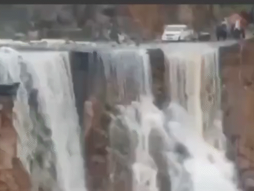 15 दिवसांनंतर मान्सून पुढे सरकला, छत्तीसगडमध्ये एन्ट्री: राजस्थानमध्ये गारपीट, मध्य प्रदेश-उत्तर प्रदेशमध्ये उष्णतेच्या लाटेचा इशारा; तामिळनाडूमध्ये वादळ मेघालयात सततच्या पावसामुळे शिलाँगला बांगलादेश सीमेवरील डावकीशी जोडणारा राष्ट्रीय महामार्ग खराब झाला आहे. यामुळे रस्ते संपर्क तुटला आहे.