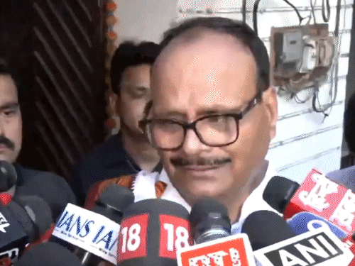 लखनऊ अग्निकांड- विद्यार्थ्याने पहिल्या मजल्यावरून उडी मारली, ग्रीलवर आदळला: जळत्या दुकानातून मांजरींना वाचवले, मृतदेह पाहून उपमुख्यमंत्रीही रडले; 15 फोटो अपघातानंतर घटनास्थळी पोहोचलेले उपमुख्यमंत्री ब्रजेश पाठक स्वतःला रोखू शकले नाहीत. तेही रडू लागले. ते म्हणाले - मी माझ्या डोळ्यासमोर मृतदेह बाहेर काढताना पाहिले आहेत.