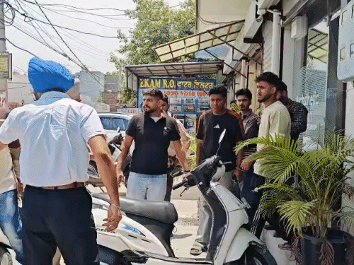 क्लिनिक के बाहर जांच के लिए पहुंची फोरेंसिक टीम।