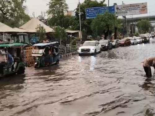 तस्वीर भोपाल के एमपी नगर और बोर्ड ऑफिस चौराहे के बीच की है। एक साल पहले सड़क धंस गई थी, एक माह पहले ही इसकी मरम्मत कराई गई थी।