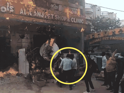 लखनऊ अग्निकांड- विद्यार्थ्याने पहिल्या मजल्यावरून उडी मारली, ग्रीलवर आदळला: जळत्या दुकानातून मांजरींना वाचवले, मृतदेह पाहून उपमुख्यमंत्रीही रडले; 15 फोटो रेलिंगवर पडल्याने त्याच्या पोटात अनेक ठिकाणी ग्रील घुसली. आजूबाजूचे लोक त्याला रस्त्याच्या दुसऱ्या बाजूला घेऊन गेले.