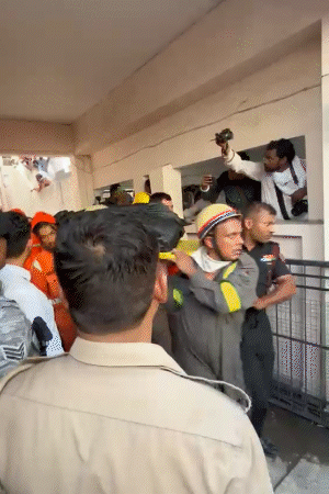 लखनऊ अग्निकांड- विद्यार्थ्याने पहिल्या मजल्यावरून उडी मारली, ग्रीलवर आदळला: जळत्या दुकानातून मांजरींना वाचवले, मृतदेह पाहून उपमुख्यमंत्रीही रडले; 15 फोटो तासभर चाललेल्या बचावकार्यानंतर SDRF आणि NDRF च्या पथकाने इमारतीतून मृतदेह बाहेर काढण्यास सुरुवात केली.