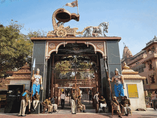 श्रीकृष्ण जन्मभूमि की 13.37 एकड़ जमीन में से 2.5 एकड़ पर शाही ईदगाह मस्जिद और बाकी पर मंदिर परिसर है।