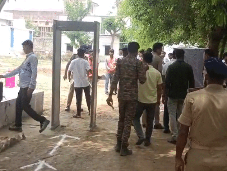 लखीसराय में सॉल्वर गैंग एक्टिव होने की सूचना मिलने पर पुलिस ने सुरक्षा बढ़ा दी थी।