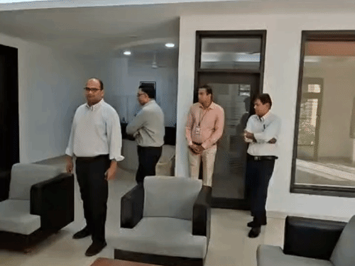 कलेक्टर के निर्देश पर अधिकारियों की टीम स्कूल पहुंची.