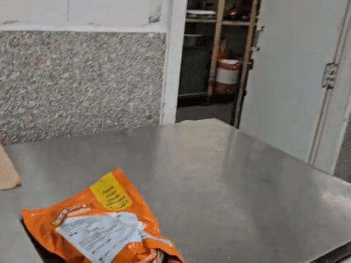 रसोई में रखे नमकीन के दो पैकेट भी एक्सपायर पाए गए।