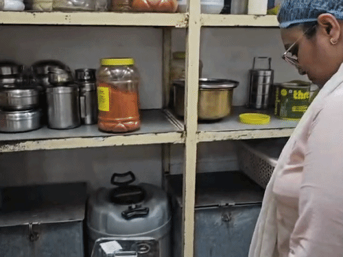 टीम ने विद्यालय की रसोई में खाद्य सामग्री का निरीक्षण किया।