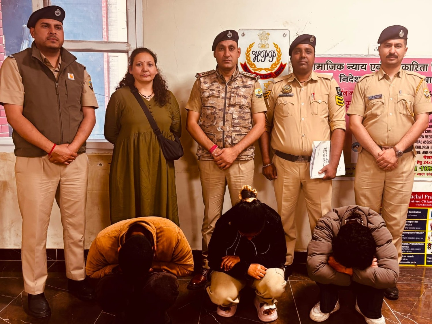 पुलिस की गिरफ्त में तीनों आरोपी। - Dainik Bhaskar