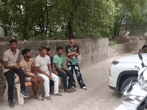 मृतक विपिन के रिश्तेदार मोर्चरी के बाहर उपस्थित।