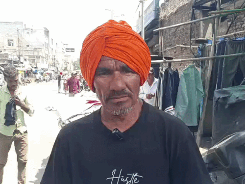 प्रत्यक्षदर्शी दलवीर सिंह जानकारी देते हुए।