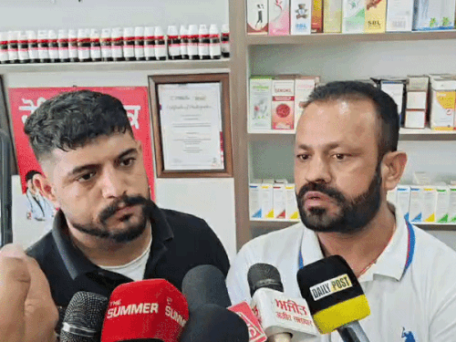 आर्यन होम्योपैथिक क्लिनिक के मालिक डॉ. संदीप शर्मा और आर्यन शर्मा।