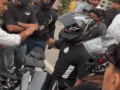 गुरुग्राम में एंबियंस मॉल के पास बाइक राइडरों की लड़ाई में बीच बचाव करता ट्रैफिक पुलिसकर्मी।