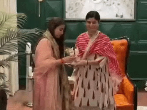 देवी चित्रलेखा ने सिंगर रेणुका पंवार, विक्की पंवार और उनके छोटे भाई सागर पंवार को शॉल और मोमेंटो देकर सम्मानित किया।