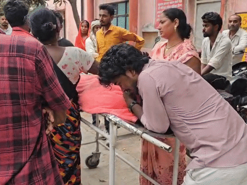 भाई अस्पताल में छात्र के शव से लिपटकर रोता रहा।