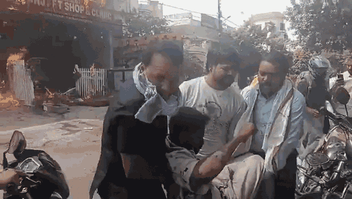 लोगों ने झुलसे युवक को गाड़ी तक पहुंचाया, फिर उसे अस्पताल ले जाया गया।
