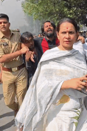 लखनऊ अग्निकांड- विद्यार्थ्याने पहिल्या मजल्यावरून उडी मारली, ग्रीलवर आदळला: जळत्या दुकानातून मांजरींना वाचवले, मृतदेह पाहून उपमुख्यमंत्रीही रडले; 15 फोटो इमारतीत अडकलेल्या एका तरुणाला बाहेर काढण्यात आले. तो सतत रडत होता. पोलिसवालाही त्याला शांत करण्याचा प्रयत्न करताना दिसला.