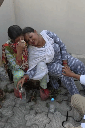 लखनऊ अग्निकांड- विद्यार्थ्याने पहिल्या मजल्यावरून उडी मारली, ग्रीलवर आदळला: जळत्या दुकानातून मांजरींना वाचवले, मृतदेह पाहून उपमुख्यमंत्रीही रडले; 15 फोटो आगीत आदित्य नावाचे बाळ अडकले, त्याची आई बाहेर रडत राहिली. अद्याप त्याचा शोध लागलेला नाही.