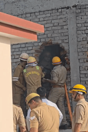 लखनऊ अग्निकांड- विद्यार्थ्याने पहिल्या मजल्यावरून उडी मारली, ग्रीलवर आदळला: जळत्या दुकानातून मांजरींना वाचवले, मृतदेह पाहून उपमुख्यमंत्रीही रडले; 15 फोटो ही इमारतीच्या मागची भिंत आहे, जी तोडून लोकांना बाहेर काढण्यात आले.