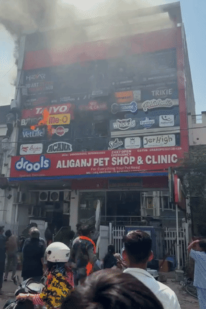कोचिंग सेंटर से रस्सियों के सहारे उतरते छात्र।