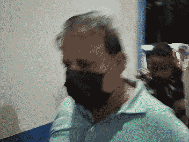 पुलिस रामेंदु सिन्हा राय को भीड़ से बचाते हुए थाने के अंदर ले गई।