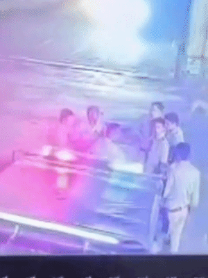 बेकाबू इनोवा ने सड़क किनारे खड़े पुलिसकर्मियों को रौंदा।