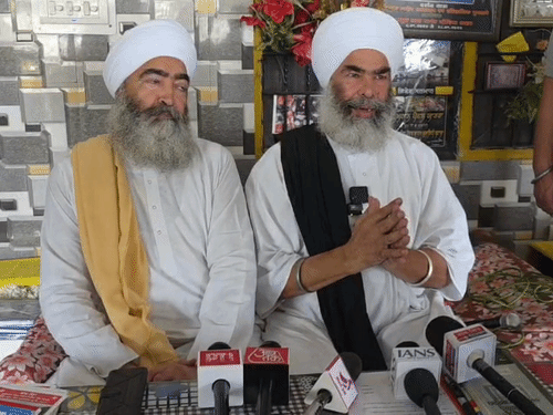 नगरासू स्थित गुरुद्वारे के संचालक महंत सिंह जानकारी देते हुए।