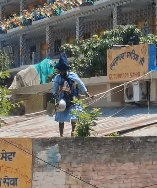 जब उनका साथी खाना लेकर पहुंचा तो निहंगों ने आत्मरक्षा में पथराव कर दिया.