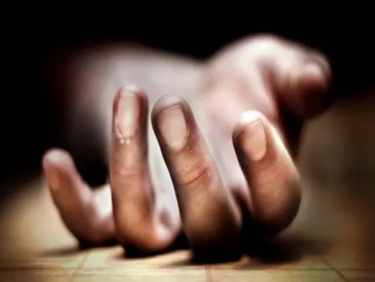 सरपंच बलराम मंडावी ने जहर खाकर सुसाइड कर लिया था। (प्रतीकात्मक इमेज)