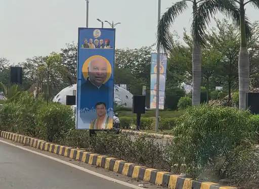 आज शहर में लगे पोस्टरो में सह-प्रभारियों के चेहरे गायब दिखे।