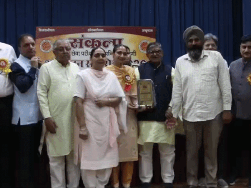 पंजाब के राज्यपाल गुलाब चंद कटारिया ने सिमरनदीप को सम्मानित किया।