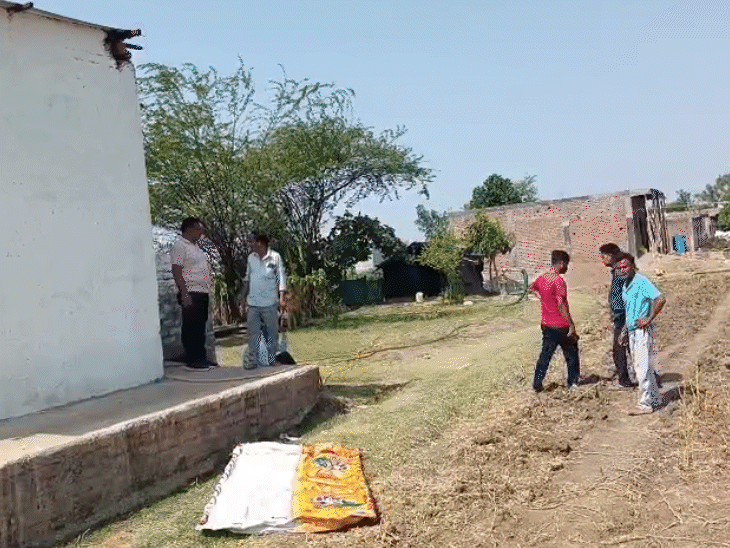 इस घर के एक कमरे में एक महिला और पुरुष के शव मिले थे.