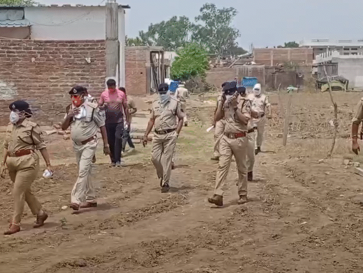 पुलिस रविवार को मिले शव के मामले की जांच करने पहुंची थी.
