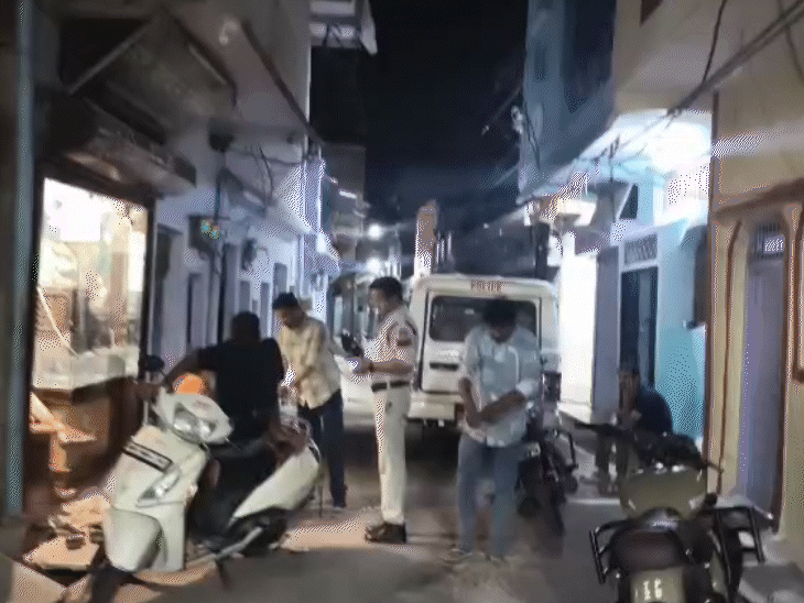 मयंक हत्याकांड की जांच करती पुलिस।