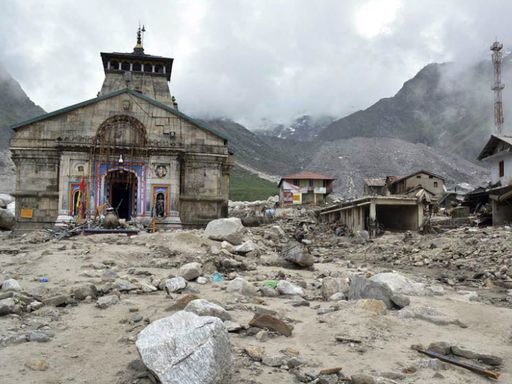 बाढ़ के अगले दिन केदारनाथ धाम के चारों ओर सिर्फ मलबा ही मलबा पड़ा हुआ था। हर तरफ कीचड़ जम गया था।
