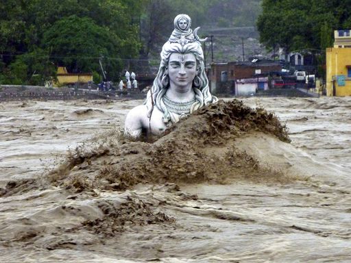भगवान शिव की ये मूर्ति ऋषिकेश में परमार्थ निकेतन गंगा घाट पर है। 2013 में जब यहां बाढ़ आई, तो करीब 15 फीट ऊंची ये मूर्ति भी गले तक डूब गई थी।