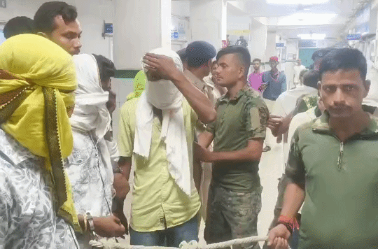 नीट-यूजी 2026 की परीक्षा में जालसाजी के मामले में गिरफ्तार किए गए लोगों के साथ पुलिस के जवान।