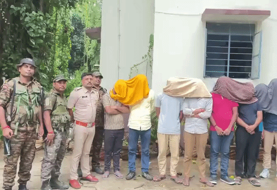 लखीसराय पुलिस ने सोमवार को गिरफ्तार किए गए लोगों को मीडिया के सामने पेश किया।