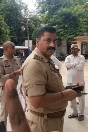 थाने में आधे घंटे तक जमकर हंगामा हुआ।
