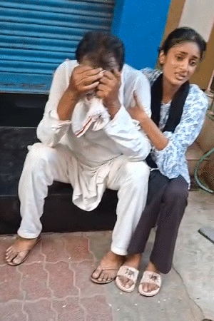 हादसे में अपने बच्चे को खोने वाले पिता फूट-फूटकर रोते रहे। बेटी उन्हें संभालती नजर आई।