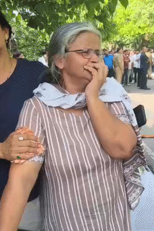 महिला के 2 कुत्ते आग में फंस गए थे। बिल्डिंग के बाहर महिला रोते नजर आई।