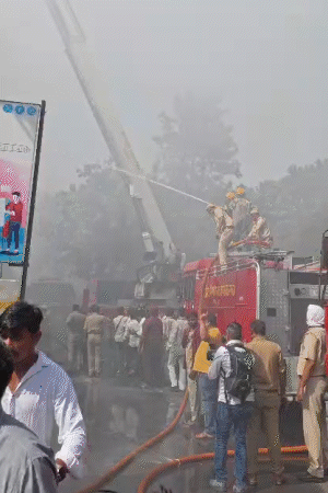एक हाइड्रोलिक प्लेटफॉर्म से आग पर काबू पाने का प्रयास जारी है।