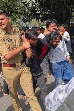 बिल्डिंग के अंदर फंसे एक युवक को बाहर निकाला गया। वह रोए जा रहा था।
