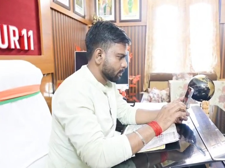 विधायक ने वीडियो काल पर की युवतियों से बात