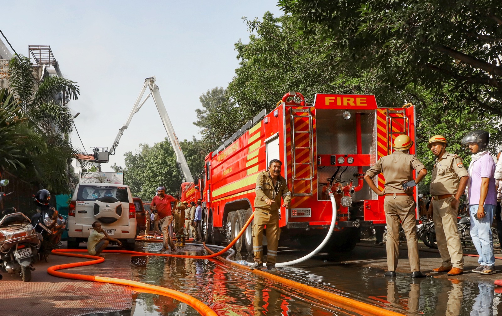 फिलहाल, रेस्क्यू ऑपरेशन जारी है। मौके पर भारी संख्या में फोर्स तैनात है।