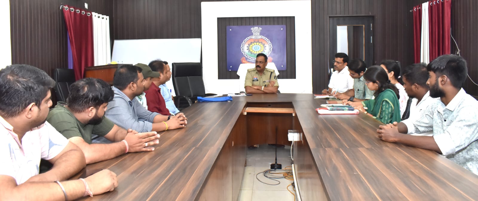 पुलिस कंट्रोल रूम में आयोजित हुई बैठक।
